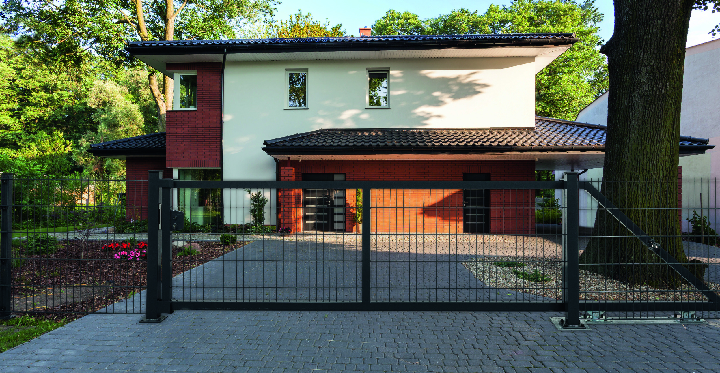 Freitragendes Schiebetor Stabmattenfüllung 6/5/6