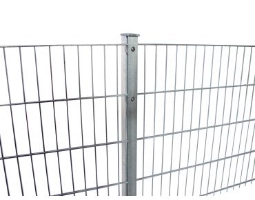 Doppelstabmatte an Pfosten mit Abedckschiene Doppelstabmatte an Pfosten mit Abedckschiene